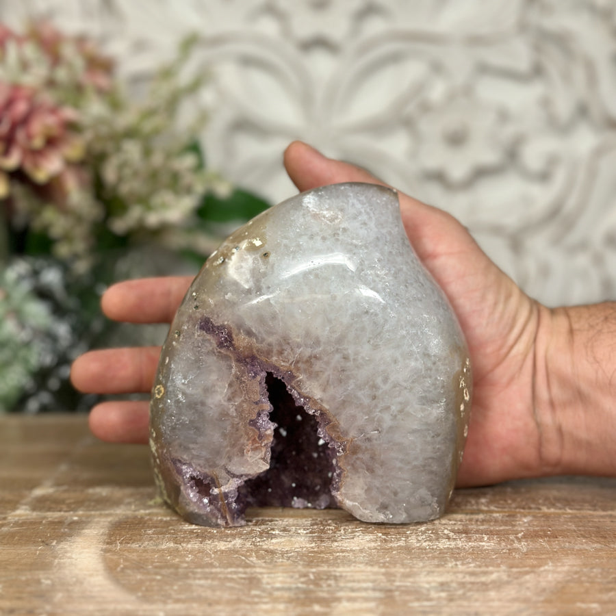 Amethyst-Quarz-Geoden-Flammenskulptur mit lebendig schimmernder Kristallfläche