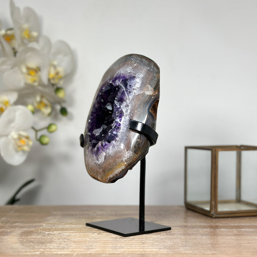 Amethyst-Kristallgeode mit eleganter Quarz-Schale