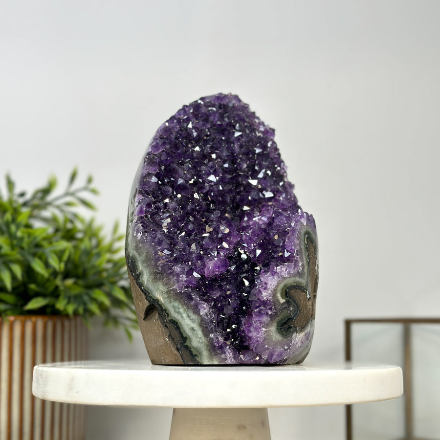 Amethyst-Geodencluster mit intensiv ausgeprägter Kristallstruktur