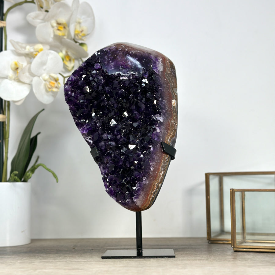 Amethyst-Cluster mit gebänderter Randstruktur, in ausgewählter Spitzenqualität