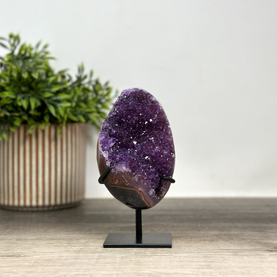 Kristallenskulpturen-Set 6-teilig, mit prismatisch gewachsenen Kristallflächen und kontrastreicher Mineralmatrix