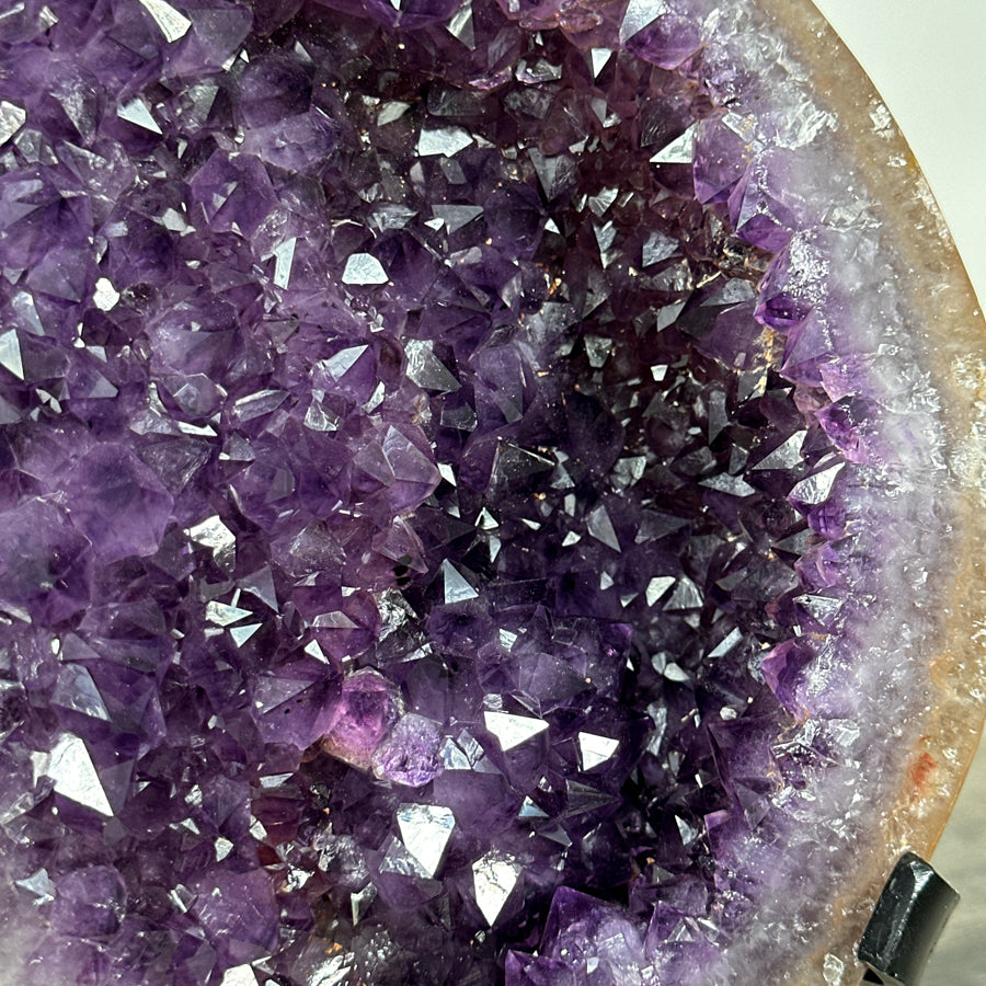 Amethyst-Geode groß mit offen ausgeformter Kristallkammer
