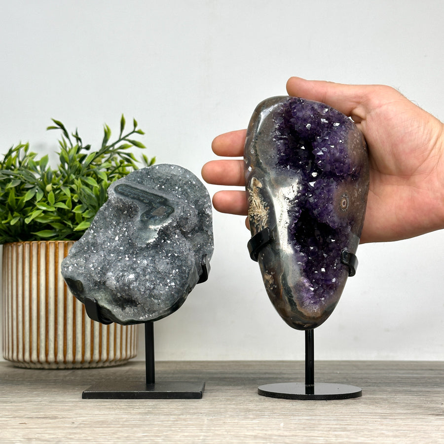 Kristallenskulpturen-Set 4-teilig, aus Naturstein mit kristallinen Oberflächen und Mehrfarbigkeit