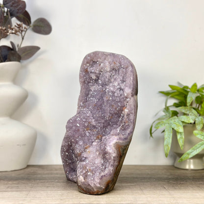 Zucker-Amethyst-Kathedrale mit purpurner Kristallarchitektur und samtiger Textur