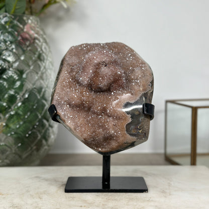 Quarz-Druzy mit kristalliner Calcitauflage und funkelnder Oberflächenstruktur