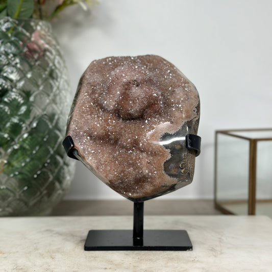 Quarz-Druzy mit kristalliner Calcitauflage und funkelnder Oberflächenstruktur