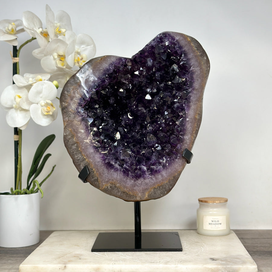 Amethyst-Exemplar XXL mit dunkler, kraftvoller Kristallstruktur