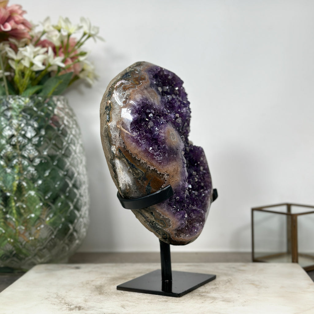 Amethyst-Geode mit eingewachsenen Kalzitkristallen und strukturreicher Kristallkammer