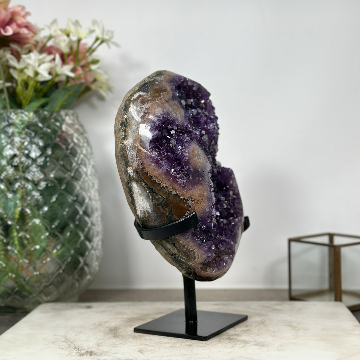 Amethyst-Geode mit eingewachsenen Kalzitkristallen und strukturreicher Kristallkammer