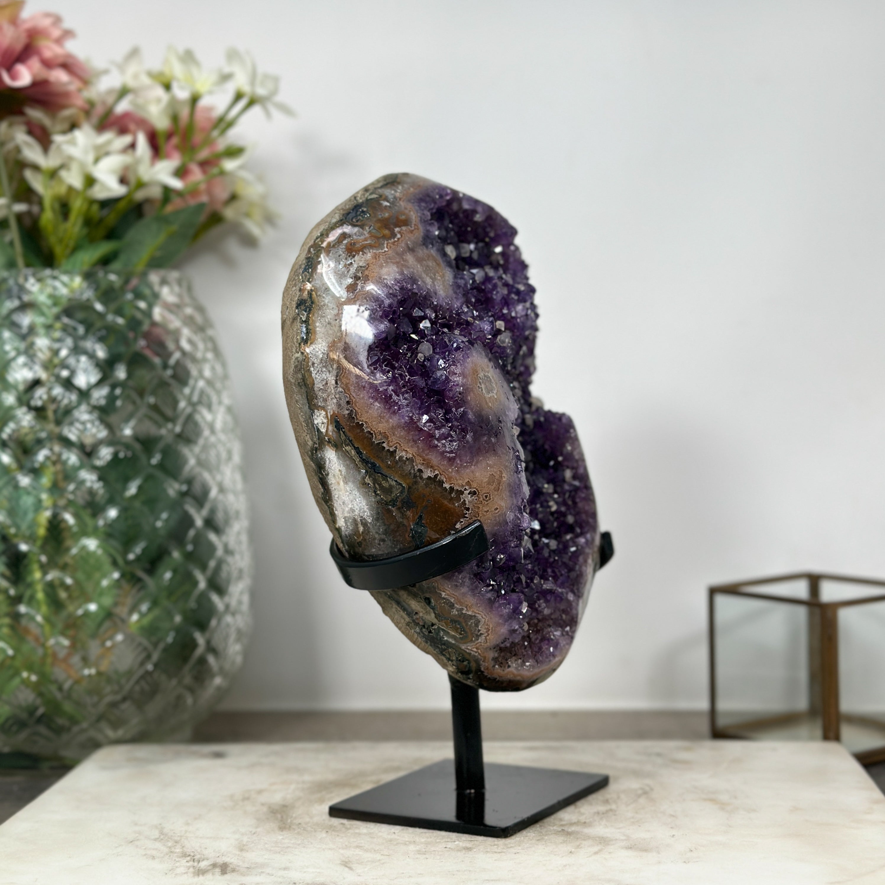 Amethyst-Geode mit eingewachsenen Kalzitkristallen und strukturreicher Kristallkammer