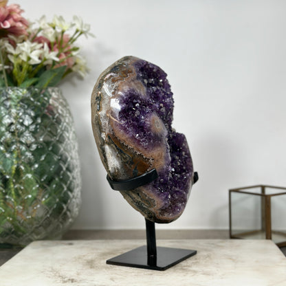 Amethyst-Geode mit eingewachsenen Kalzitkristallen und strukturreicher Kristallkammer