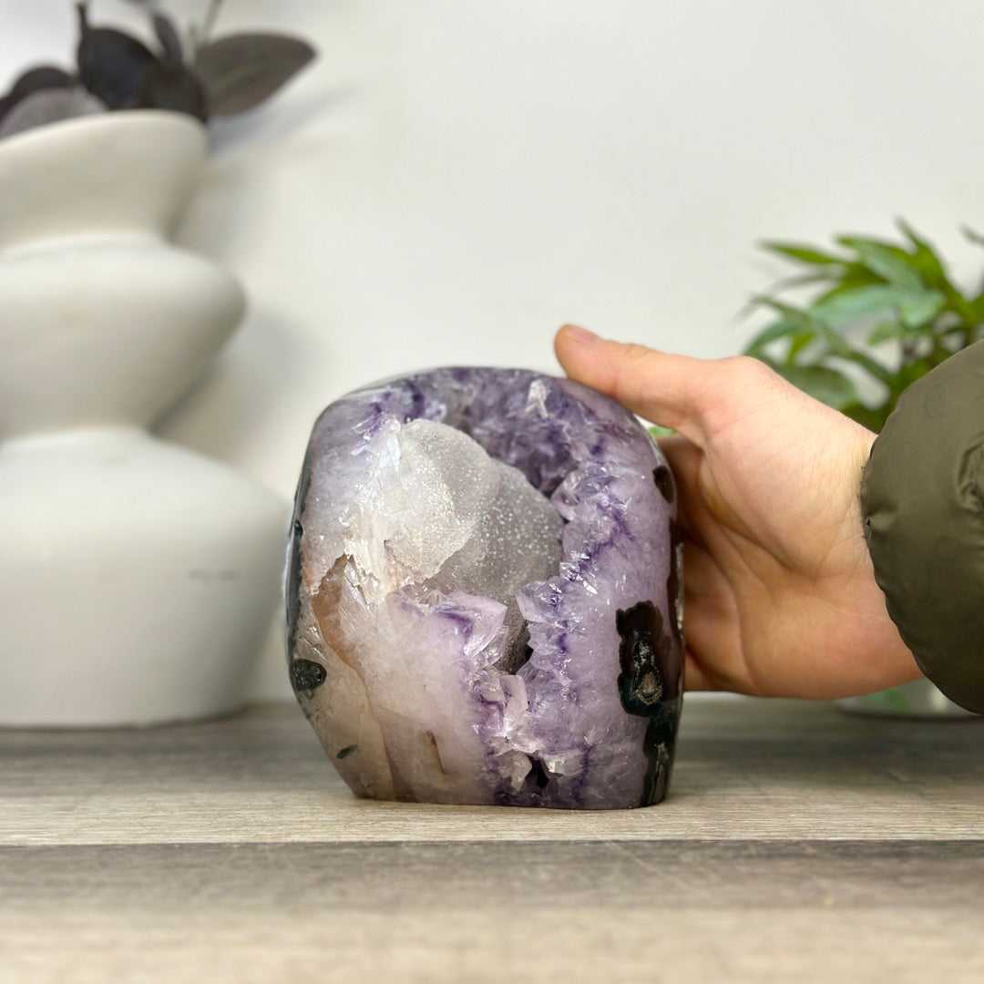 Amethyst-Geode mit natürlichem Kalzit-Kristalleinschluss und feinen Spitzen