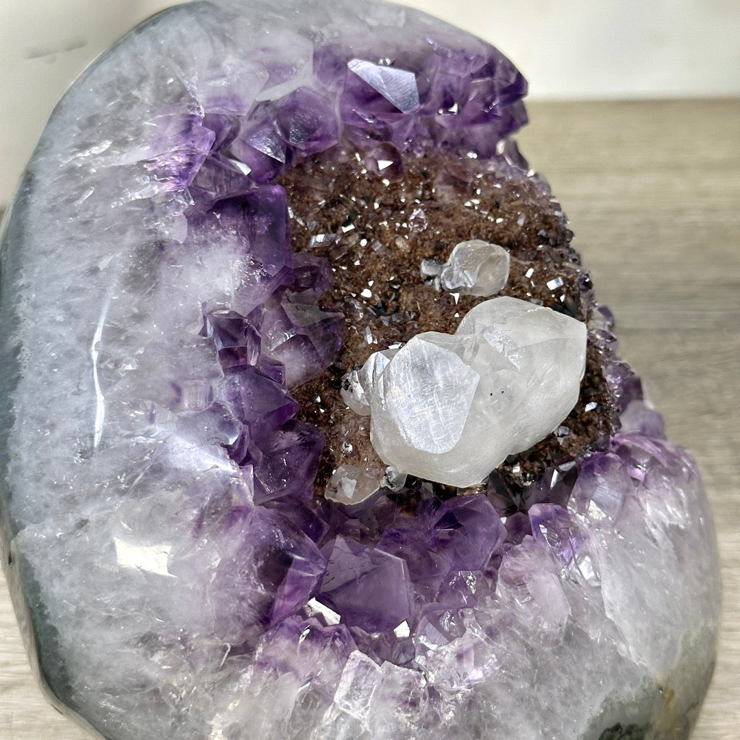 Amethyst-Cluster mit schwarzem Hämatit und feiner Kalzitbildung