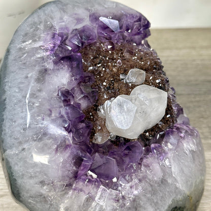 Amethyst-Cluster mit schwarzem Hämatit und feiner Kalzitbildung
