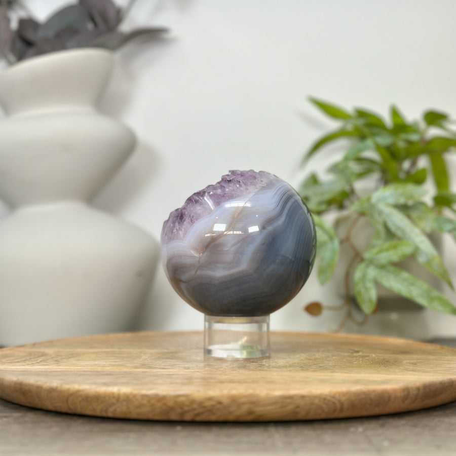Amethyst-Achat-Steinkugel mit Kristallkammer und blau gebänderter Struktur