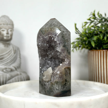 Amethyst-Kalzit-Obelisk  mit mineralischen Kristalleinschlüssen