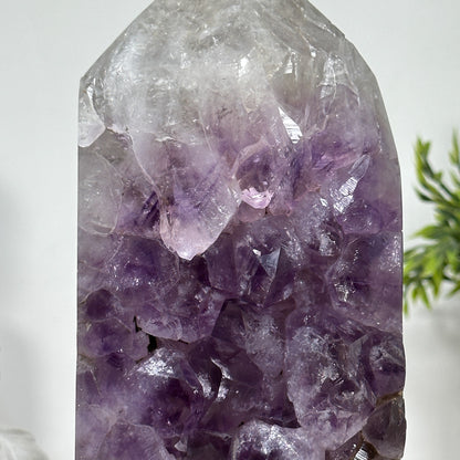 Amethyst-Grünjaspis-Obelisk mit vielschichtiger Naturstruktur
