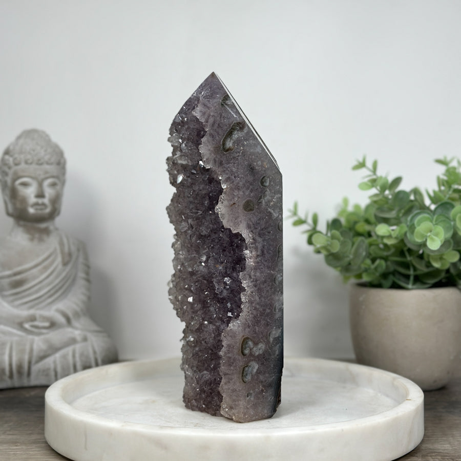Amethyst-Obelisk mit klar ausgebildeter Kristallstruktur