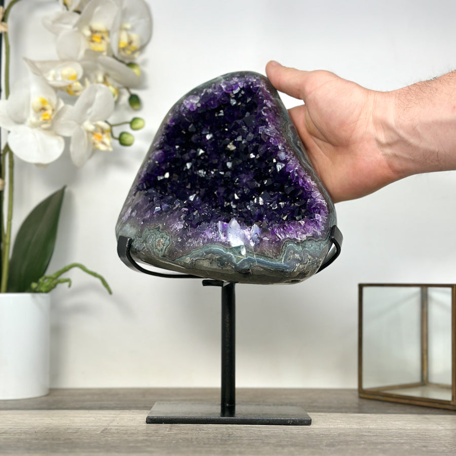 Amethyst-Geodencluster mit geschichtet aufgebauter Kristallarchitektur, in ausgewählter Spitzenqualität
