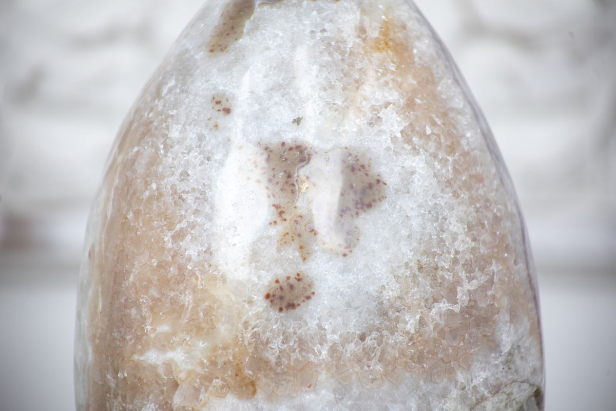 Quarz-Stein-Ei mit elegant anmutender Natursteinstruktur, in ausgewählter Spitzenqualität