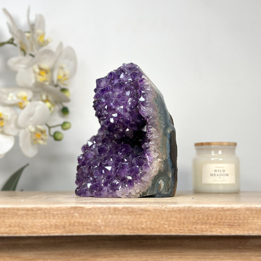 Amethyst-Kathedrale mit violett funkelnder Kristallstruktur und natürlich gewachsener Matrix