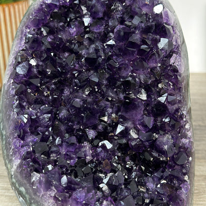 Amethyst-Druse mit wunderschön verwachsener Kristallstruktur, in ausgewählter Spitzenqualität