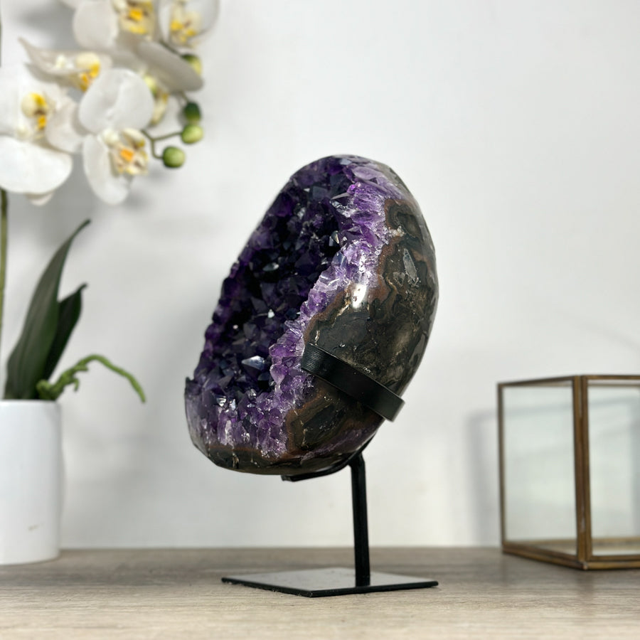 Amethyst-Geode mit klar konturierter Außenform