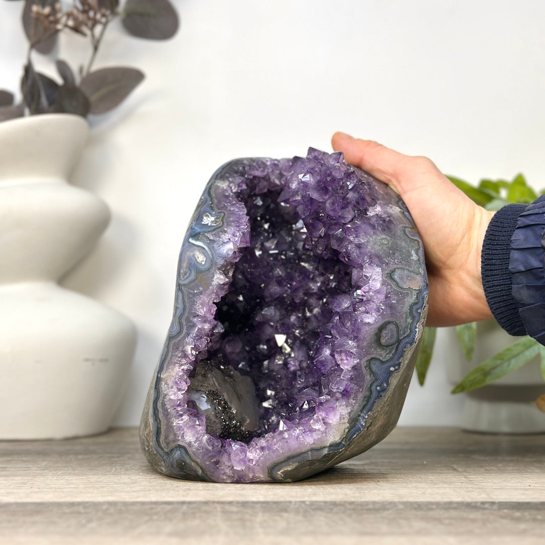 Amethyst-Geode mit kristallinen Kalzit-Einschlüssen und feinen Spitzen