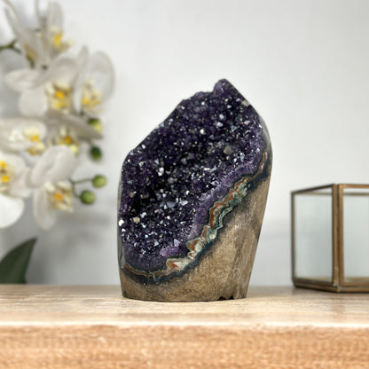 Amethyst-Geode mit tiefvioletter, gleichmäßig gewachsener Kristallstruktur