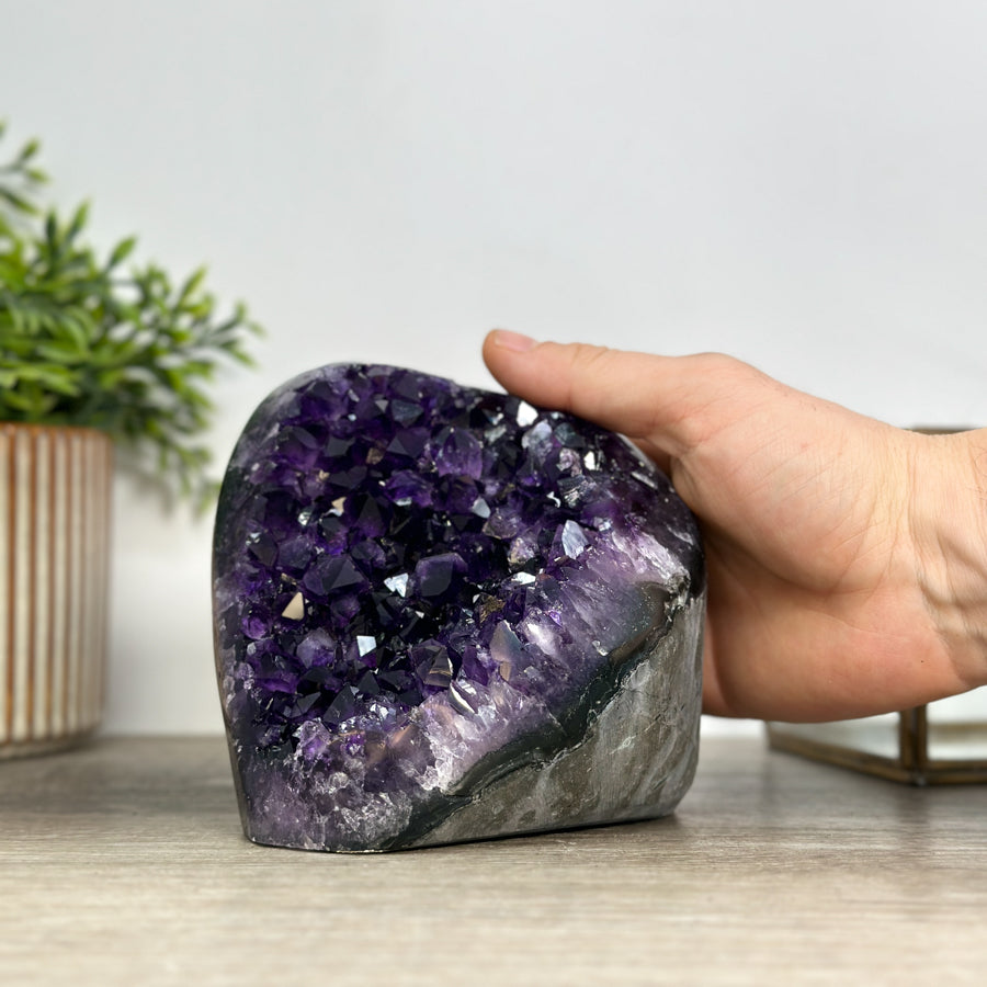 Amethyst-Druse mit tiefvioletter Kristallarchitektur, in hochwertiger Naturqualität