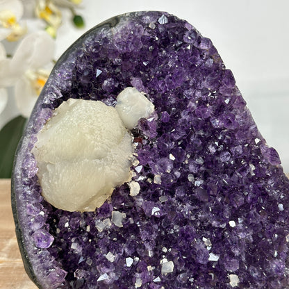 Amethyst-Kristall mit klar ausgeprägter weißer Kalzitformation