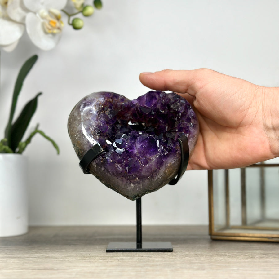 Amethyst-Kristallherz mit dicht gewachsener, tiefvioletter Kristallstruktur