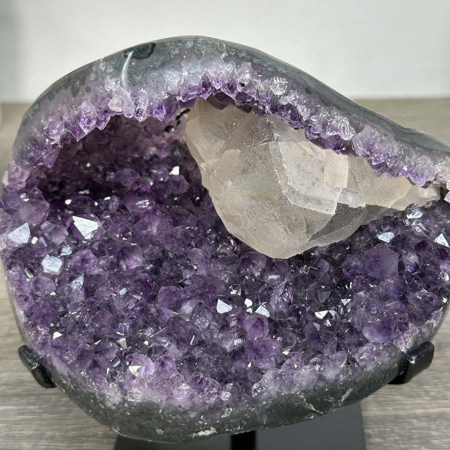 Amethyst-Geode mit Kalzitstruktur und dichter Kristallbildung