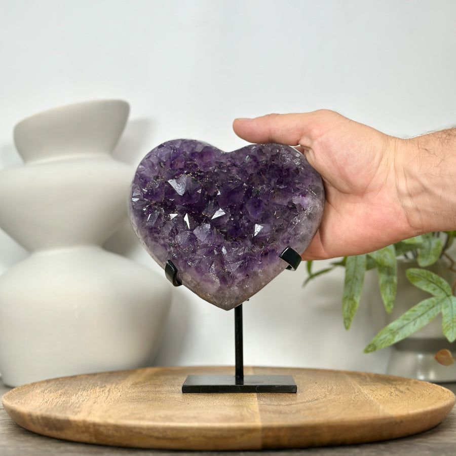 Amethyst-Kristallherz mit dicht gewachsener, purpurner Kristallstruktur