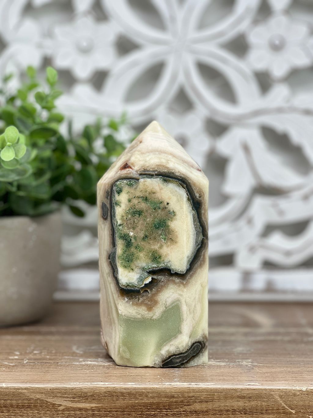 Amethyst-Jaspis-Obelisk mit kontrastreicher Mineralstruktur