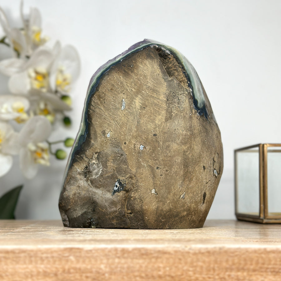 Amethyst-Cluster mit Jaspis-Schale und differenzierter Kristallstruktur