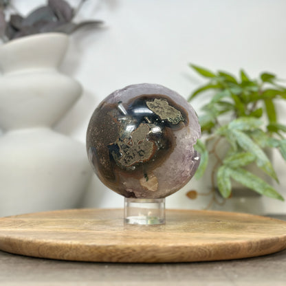 Amethyst-Steinkugel mit natürlicher Kristallbildung und ruhiger Oberflächenwirkung