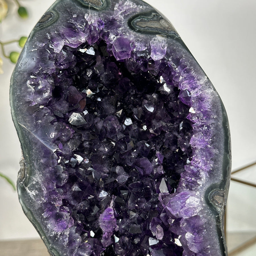 Amethyst-Geode mit intensiv schattierter, dunkler Kristallzone