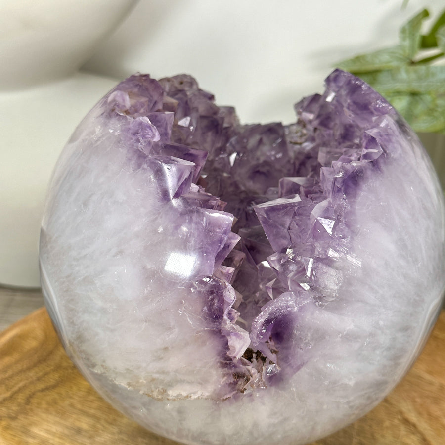 Amethyst-Achat-Steinkugel massiv mit dichter Kristallstruktur