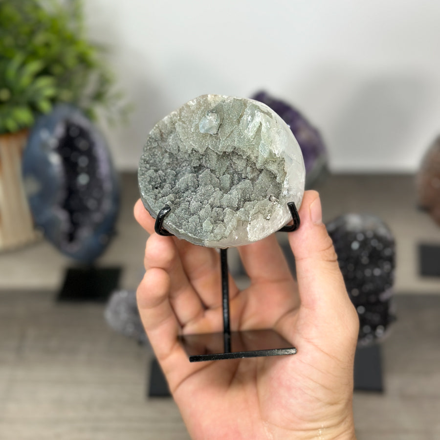 Kristallenskulpturen-Set 6-teilig, mit facettenreicher Kristallstruktur und kontrastreicher Mineralvielfalt