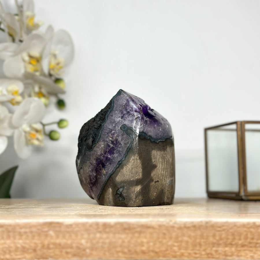 Amethyst-Geode mit violetter Kristallstruktur, in ausgewählter Spitzenqualität