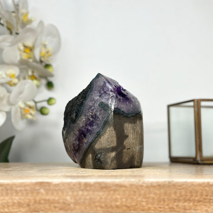 Amethyst-Geode mit violetter Kristallstruktur, in ausgewählter Spitzenqualität