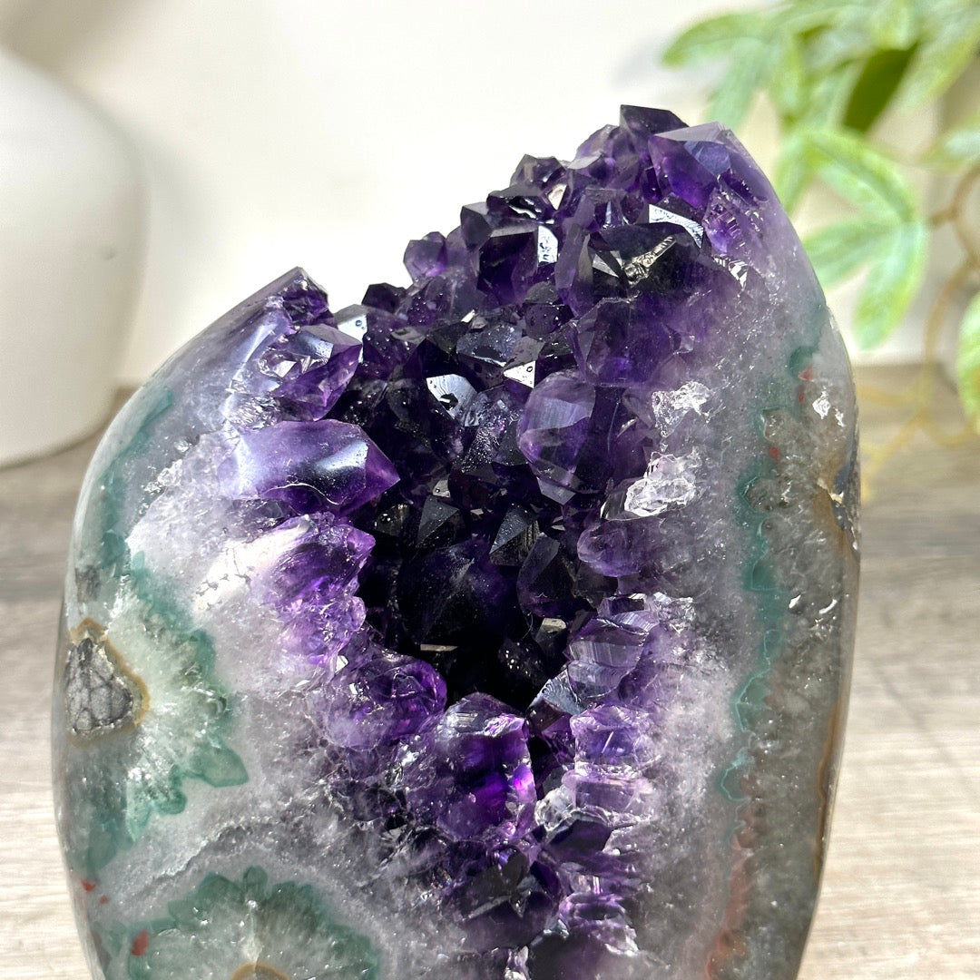 Amethyst-Druse mit natürlicher tiefvioletter Kristallstruktur