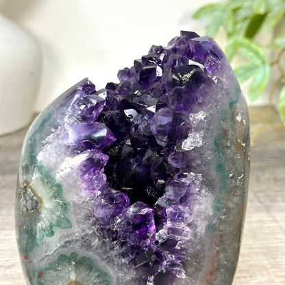 Amethyst-Druse mit natürlicher tiefvioletter Kristallstruktur