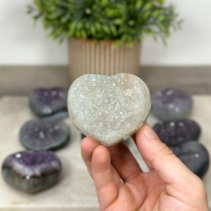 Mineralien-Herzset 9-teilig, mit kontrastreicher Naturstein-Komposition