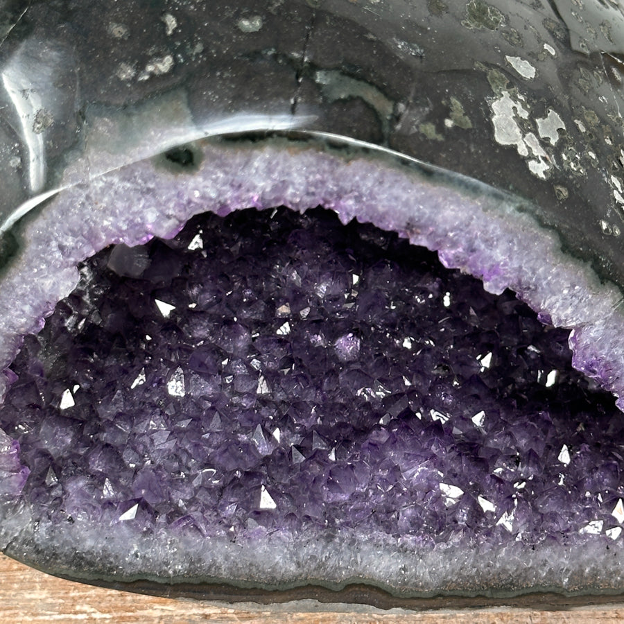 Amethyst-Achat-Geode mit ausgeprägter Druzy-Kristallkammer