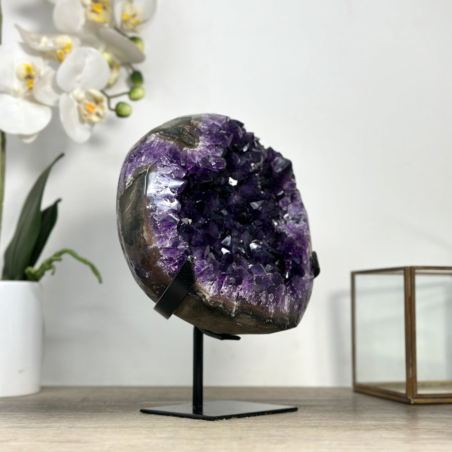 Amethyst-Geode mit klar konturierter Außenform