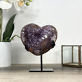 Amethyst-Kristallherz mit purpurn schimmernder Kristallstruktur