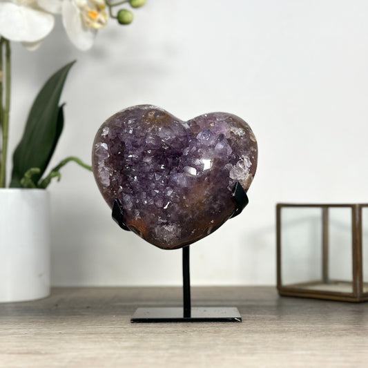 Amethyst-Kristallherz mit purpurn schimmernder Kristallstruktur