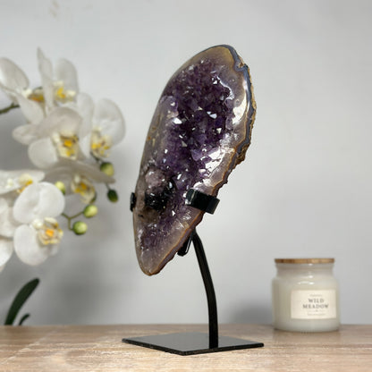 Amethyst-Kristallformation mit Pseudokalzit-Einschluss